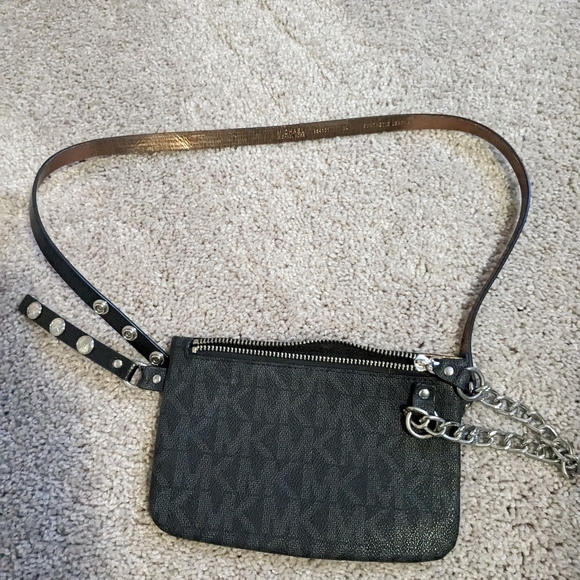 Michael Kors Belt Bag/Cross Body Bag, like new condition $30 - Picture 2 of 6